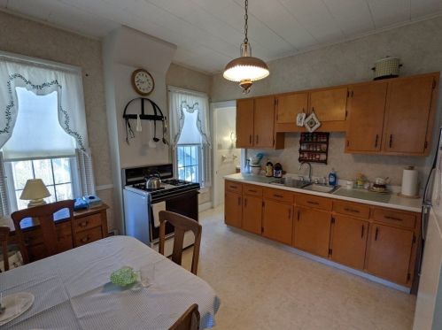 394 Chandler St, Worcester MA 01602-2916 exterior