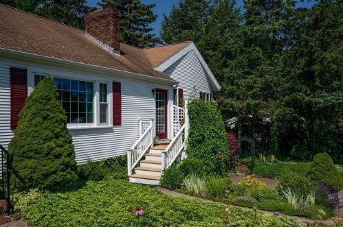 137 Sassamon Ave, Milton, MA 02186-5817