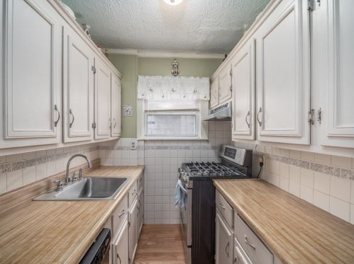 122 Clark St, New Bedford MA 02740-7023 exterior