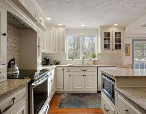 4 High St, Southborough MA 01772-1423 exterior