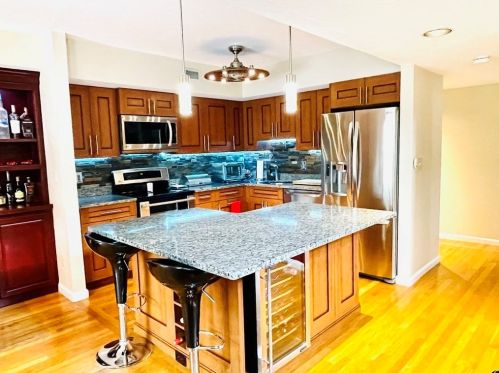 36 Whaler Ln, Quincy MA 02171-1558 exterior