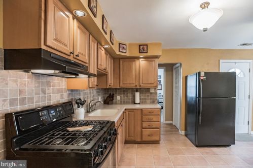 335 May Ave, West Deptford NJ 08096-1166 exterior