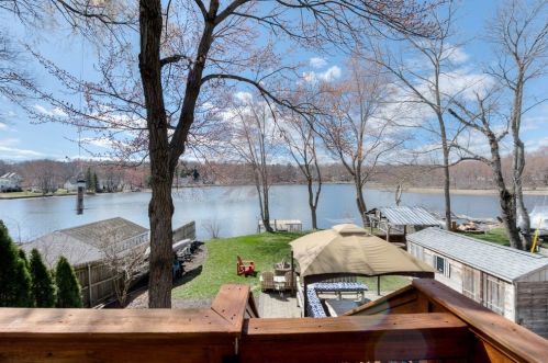 31 Indian Lake Pkwy, Worcester MA 01605-1215 exterior