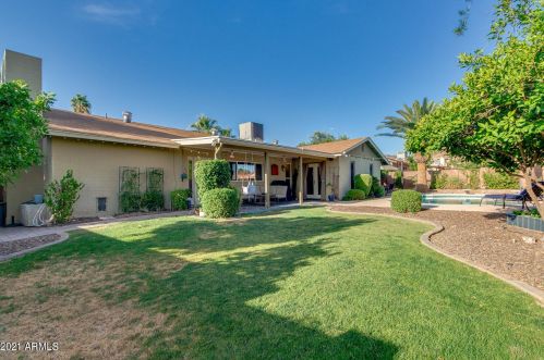 725 Country Gables Dr, Phoenix AZ 85053-4528 exterior