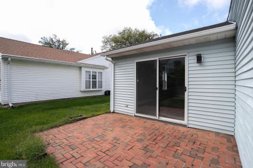 4 Willowwood Ct, Columbus NJ  08022-1025 exterior