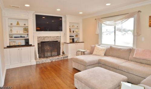 5 Courter Ln, East Hanover, NJ 07936-3043