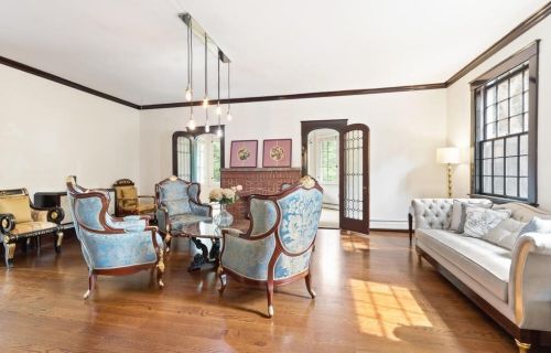 215 Ave, Weston MA 02493-1908 exterior