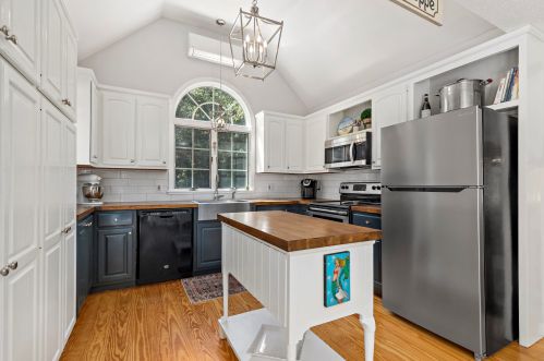 385 Glacier Hl Rd, Eastham MA 02642-2168 exterior