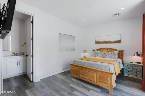 1121 11th St, Phoenix AZ 85006-2744 exterior