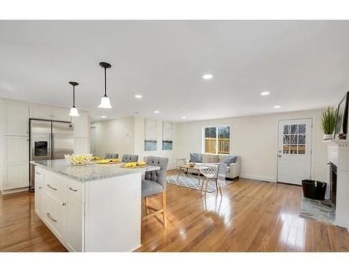 6 Carpenter Rd, Lynnfield, MA 01940-2319