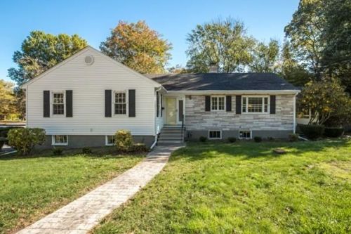 19 Longbow Rd, Lynnfield, MA 01940-1441