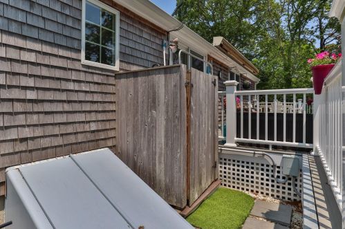 2 Uncle Zlotis Rd, Chatham MA 02633-1595 exterior