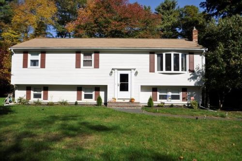 100 Appletree Cir, East Bridgewater, MA 02324-2947