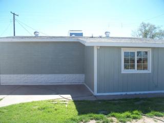 7633 Mitchell Dr, Phoenix AZ  85033-4207 exterior