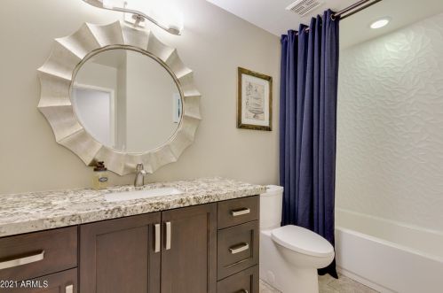 725 Country Gables Dr, Phoenix AZ 85053-4528 exterior