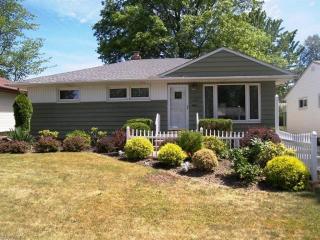 883 Mckinley Ave, Cleveland, OH 44146-3863