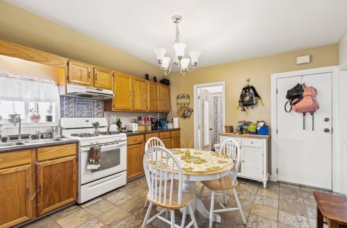 145 Church St, New Bedford MA 02745-5023 exterior