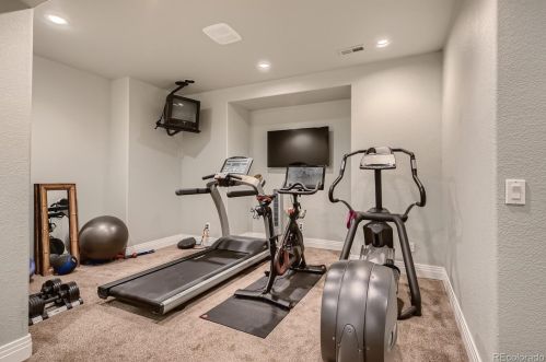 27 Glenmoor Dr, Englewood CO 80113-7115 exterior