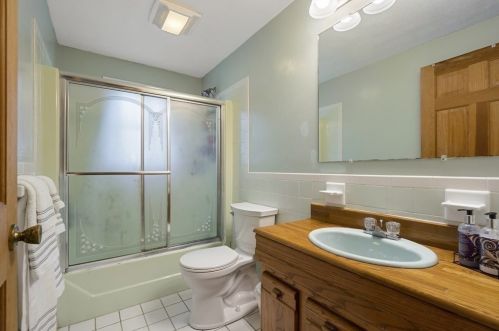 2 Jonathan Rd, Burlington MA 01803-1414 exterior