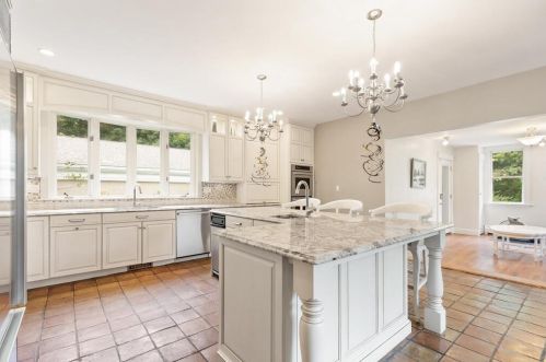 215 Ave, Weston MA 02493-1908 exterior