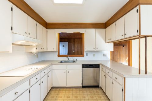 27 Huettner Rd, Falmouth MA 02543-1508 exterior