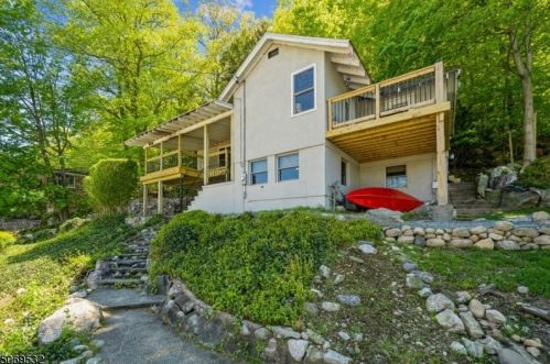 454 Skyline Lake Dr, Skyline Lakes, NJ 07456-1957