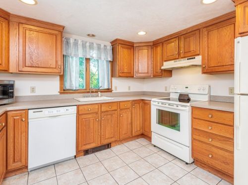 1626 Main St, Leicester MA 01524-1917 exterior