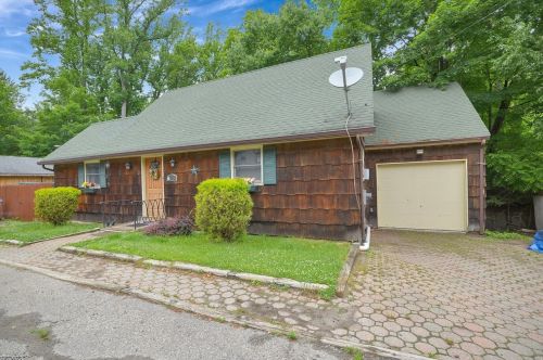 173 Snake Den Rd, Skyline Lakes, NJ 07456-1018