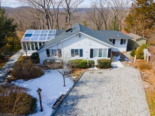 22 Crag Pl, Skyline Lakes, NJ 07456-1814