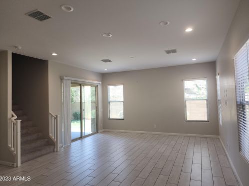 6519 Bluefield Ave, Phoenix AZ  85054-1561 exterior