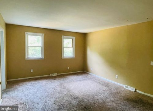 761 Carteret Ave, West Deptford, NJ 08093-2121