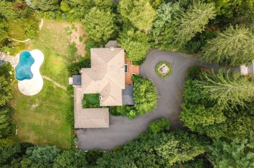 215 Ave, Weston MA 02493-1908 exterior