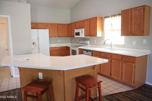 2934 Blackhawk Dr, Phoenix AZ  85050-4720 exterior