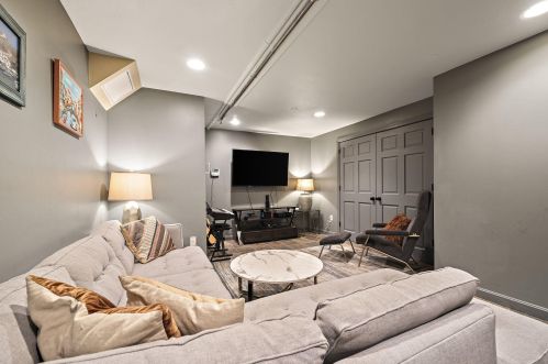 333 Brush Hl Rd, Milton MA 02186-1030 exterior