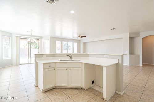 6624 26th Dr, Phoenix, AZ 85041-5366