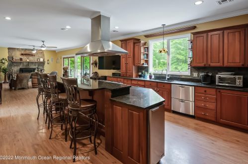 335 Veterans Hwy, Jackson Twp NJ 08527-2832 exterior