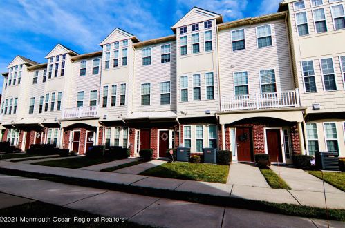 29 Jake Dr, Tinton Falls, NJ 07712-7533