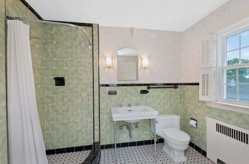 1686 Beacon St, Newton MA 02468-1463 exterior