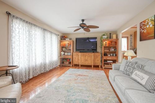 431 Meadowcroft Rd, West Deptford NJ 08096-4007 exterior