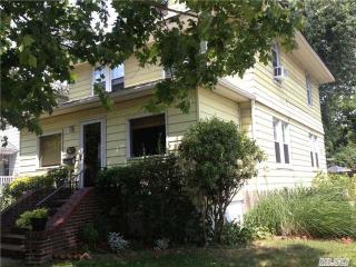 33 Totten Pl, Babylon, NY 11702-2809