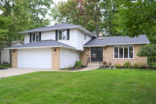 5489 Kilbourne Dr, Cleveland, OH 44124-3835
