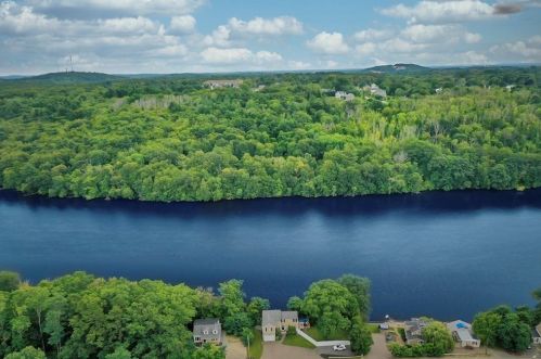 821 Merrimack Ave, Dracut MA 01826-5422 exterior