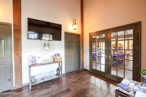 296 Main St, Sheffield MA 01257-9696 exterior