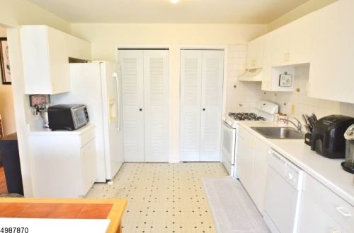 16 Donna Dr, East Hanover NJ  07936-3585 exterior