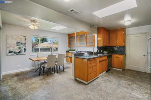 2165 Bradhoff Ave, San Leandro CA 94577-6119 exterior