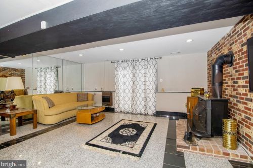 422 Meadowcroft Rd, West Deptford NJ 08096-4007 exterior