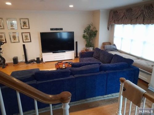 120 Stonegate Trl, Cresskill NJ 07626-2437 exterior