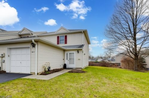 26-1 Dara Dr, East Hanover, NJ 07936-1650
