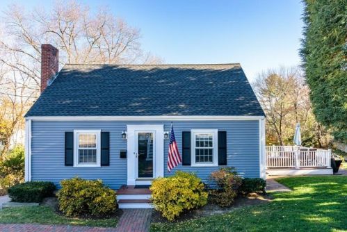 1062 Greendale Ave, Needham MA  02492-4708 exterior