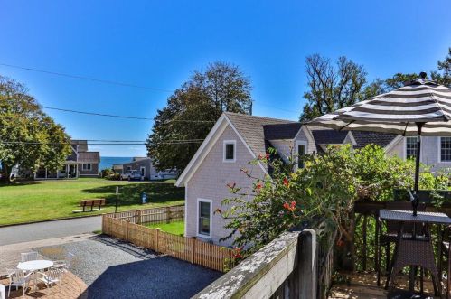 39 Forest Ave, Falmouth, MA 02540-4008